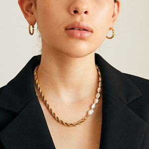 Collier en acier inoxydable et belles perles naturelles d'eau douce. Ces ravissants colliers sont en vente chez AIFEE Jewelry.